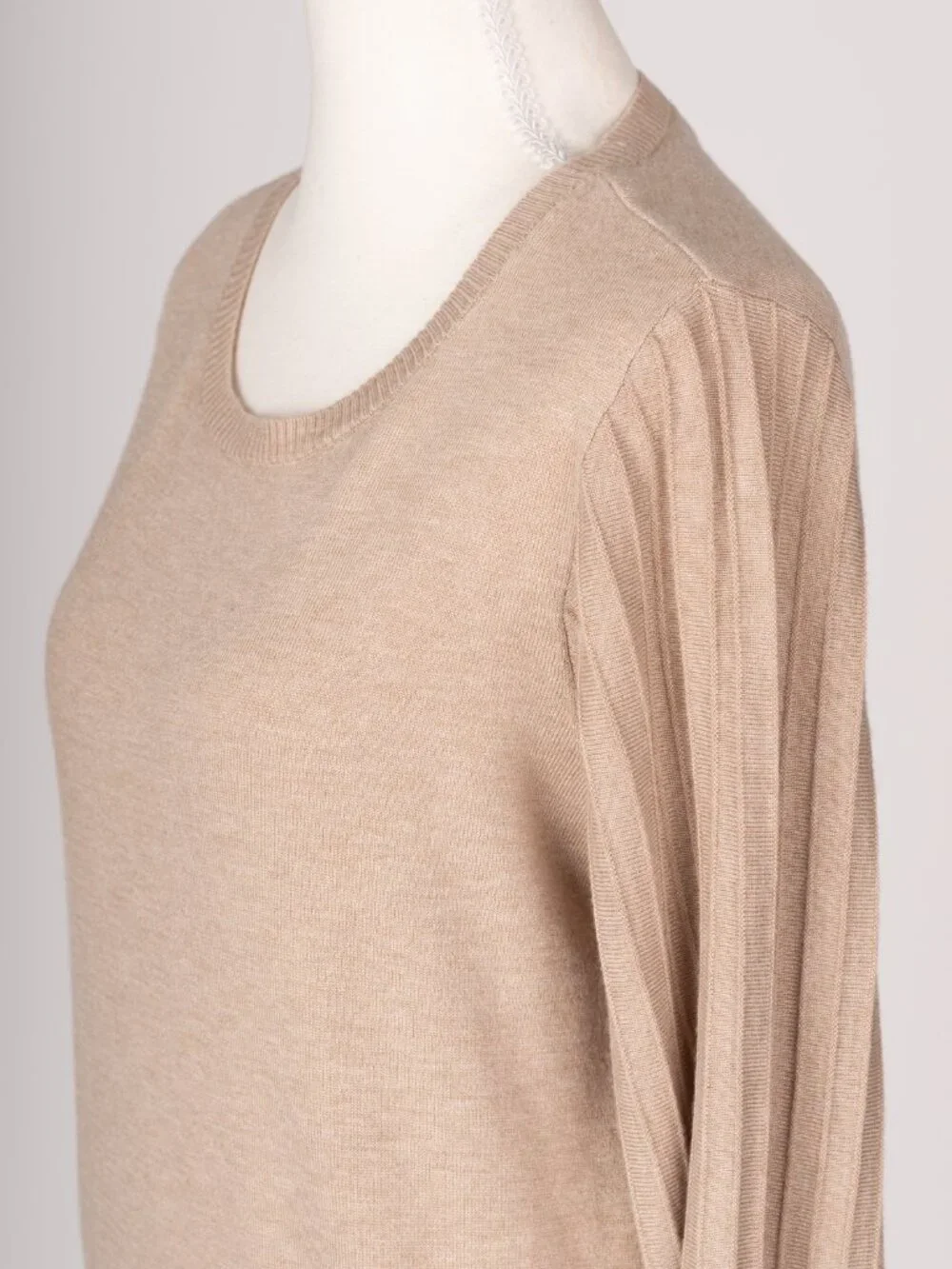 NWT Oatmeal Heather Pleated Sleeve Crew Neck Sweater Medium Soft Girl Cozy